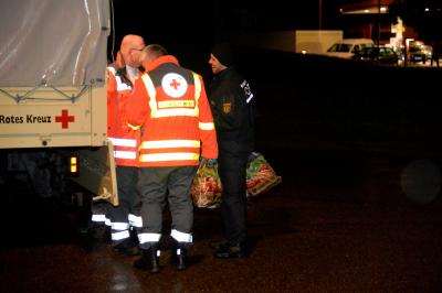 Fluechtlinge muessen Nacht auf Raststaettenparkplatz verbringen - Busfahrer duerfen nicht weiter fahren